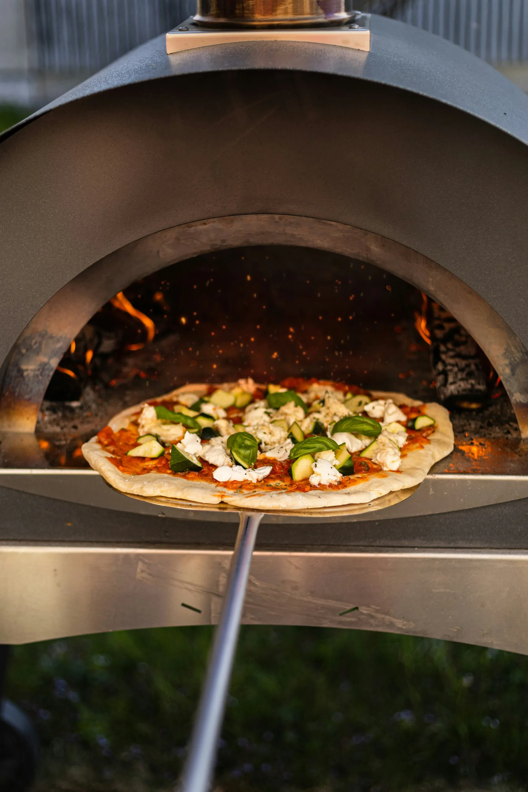 Pizza neapolitańska wyciągana z rozpalonego pieca